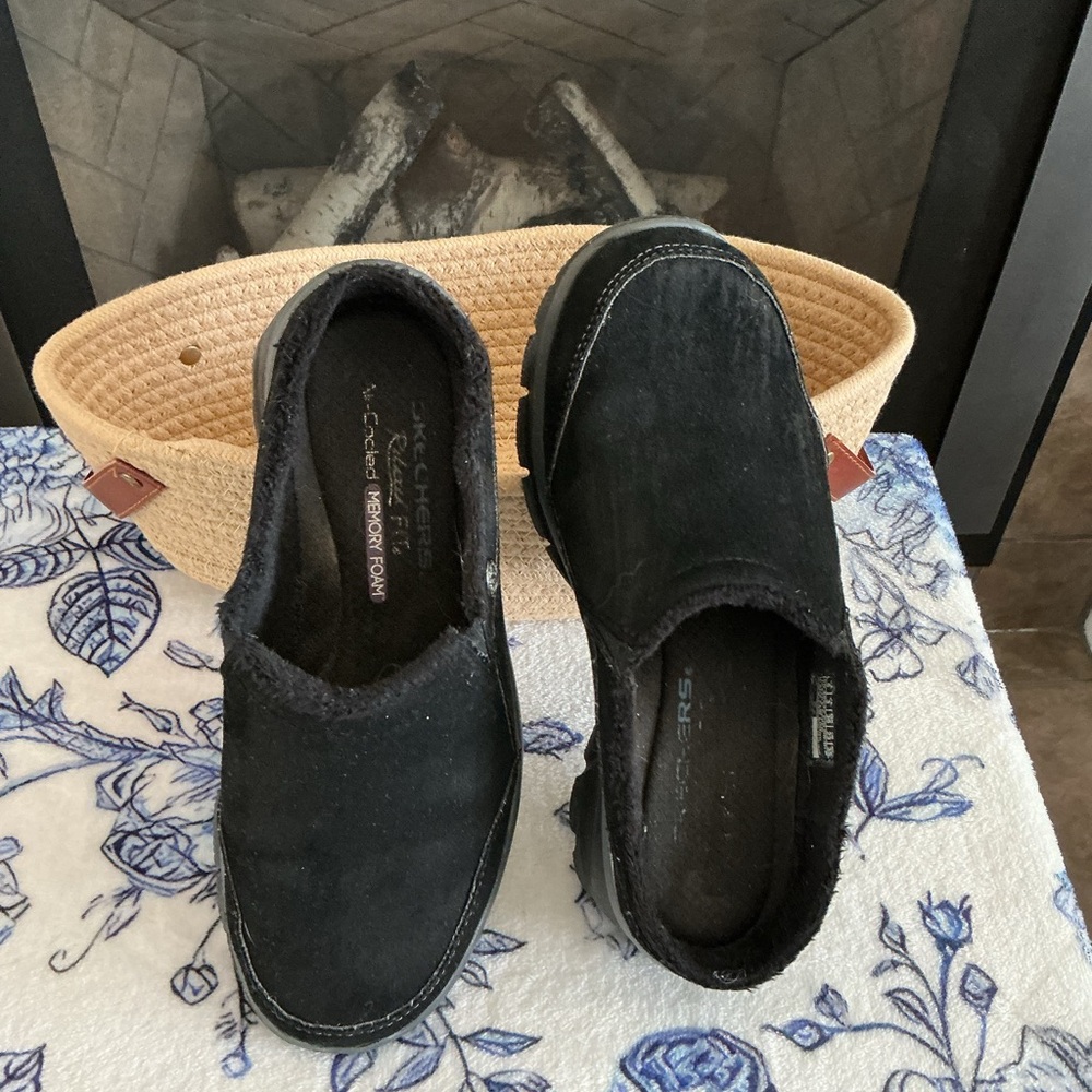 Skechers Air Cooled Memory Foam Clog Shoe! Only worn a few times! Sz. 6!